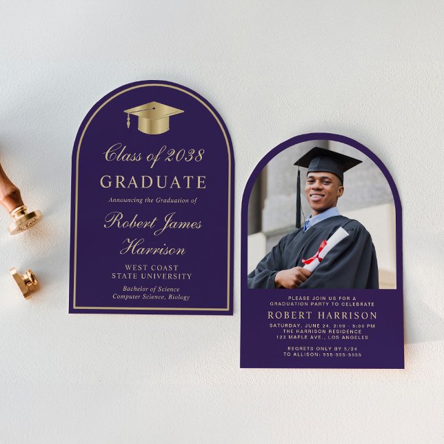 Invitación Elegante Partido de Graduación de Oro Púrpura en A (An elegant arch-shaped college graduation party invitation to celebrate the graduate's achievements)