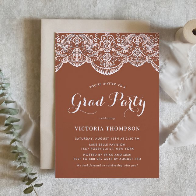 Invitación Elegante Partido de Graduación de Terracota de Lac (Customizable boho graduation invitation featuring white lace and a terracotta background.)
