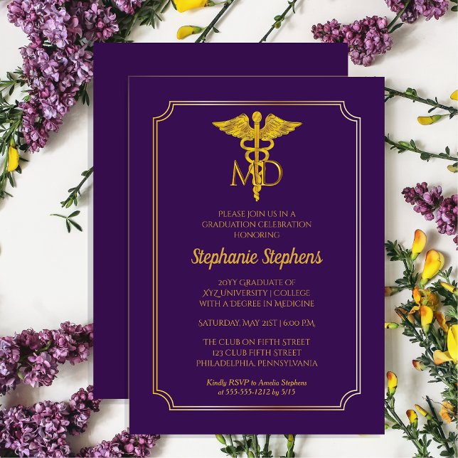 Invitación Elegante púrpura| Fiesta de graduación del médico  (Elegant Purple and Gold Tone MD Physician Graduation Non-Photo Announcement and Party Invitation)
