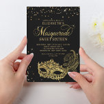 Invitación Elegante Purpurina de oro negro dulce de máscaras<br><div class="desc">Función de diseño con máscara de bola de purpurina dorado brillante con confeti dorado.</div>