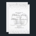 Invitación Elegante Purpurina gris plateado blanco 50 cumplea<br><div class="desc">Clásica invitación de fiesta de cumpleaños número 50 en blanco con purpurina gris y plata y elegante fuente caligráfica.</div>