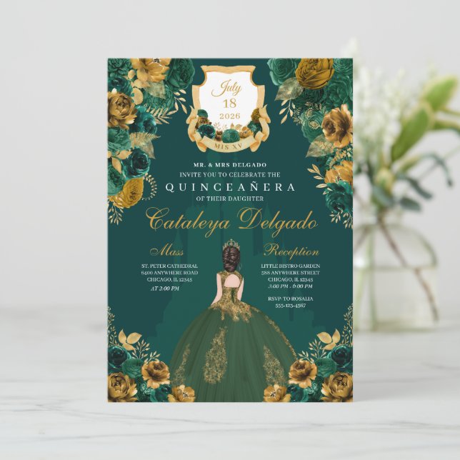 Invitación Elegante Quinceañera floral verde esmeralda y dora (Anverso de pie)
