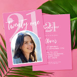 Invitación Elegante rosa moderno foto 21 cumpleaños<br><div class="desc">Una sencilla y moderna foto de 21 años de invitación que presenta una elegante tipografía de escritura caligráfica y un diseño minimalista de color rosa y blanco.</div>