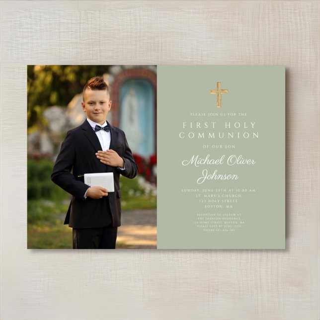 Invitación Elegante Sage Green Photo Boy Primera Comunión (Elegant Sage Green Photo Boy First Communion Invitation)