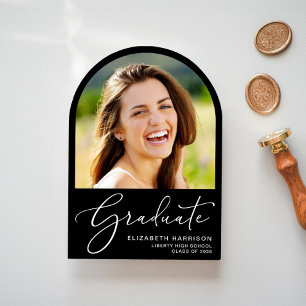 Invitación Elegante Script Arch Photo Black Graduation Party