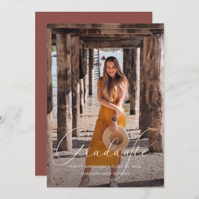 Invitación Elegante Script Burgundy Photo Graduation Party (Anverso / Reverso)