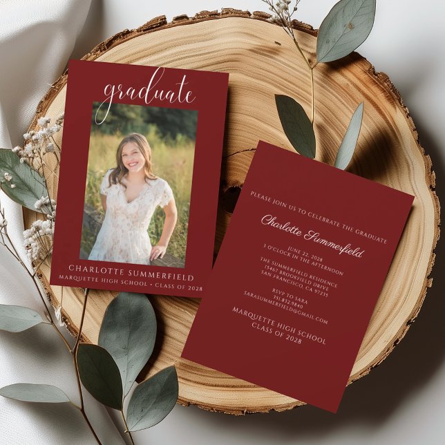 Invitación Elegante Script Maroon Graduation Party Foto (Subido por el creador)