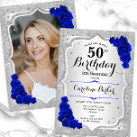 Invitación Elegante Silver Royal Blue Photo 50 cumpleaños<br><div class="desc">Elegante invitación de 50 años floral femenina con tu foto al fondo de la tarjeta. Diseño de vidrio con falsa plata purpurina. Presenta rayas de plata, rosas de azul real, fuente de escritura y confeti. Perfecto para un elegante fiesta de celebración de cumpleaños. Personaliza con tus propios detalles. ¡Se puede...</div>