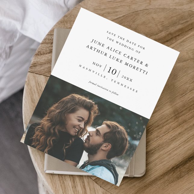 Invitación Elegante simple matrimonio de fotos salva la fecha (Classic black and white photo wedding save the date invitation with elegant typography and layout.)