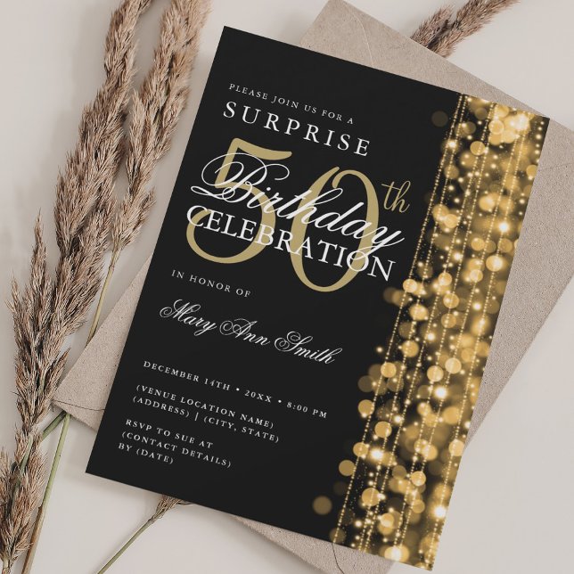 Invitación Elegante sorpresa 50 cumpleaños esparce oro (Elegant Surprise 50th Birthday Sparkles Gold Invitation)
