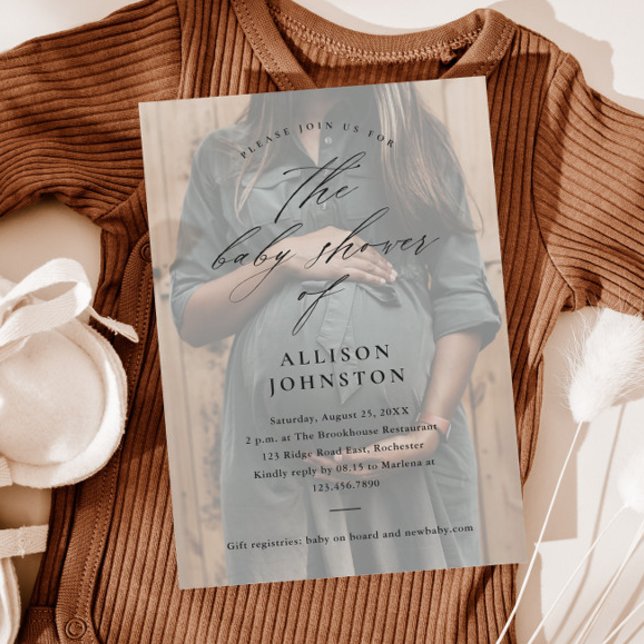 Invitación Elegante superposición de foto de ducha de bebé co (Elegant script photo overlay baby shower invitations.)