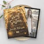 Invitación Elegante Tapa Dorada Luces Foto Dulce 16<br><div class="desc">Elegante Dulce Dieciséis planilla de invitación de fiesta de cumpleaños con el motivo Gold Sparkle String Lights,  foto personalizado y escritura moderna de tipografía.</div>