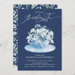 Invitación Elegante té de cumpleaños floral azul<br><div class="desc">Hermoso ramo floral azul en una taza de té azul claro colocado en un fondo azul marino para un fiesta de té de cumpleaños.  Invierta nuestra invitación para ver una floral coordinadora para un toque especial.</div>