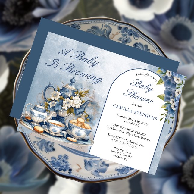 Invitación Elegante Té Floral Azul Set de té Baby Shower ("A Baby Is Brewing" Elegant Blue and White Floral Tea Set Baby Shower Invitation)