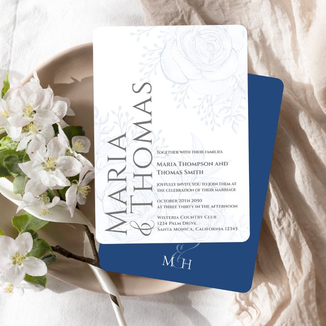 Invitación Elegante tipografía audaz Clásica Floral Azul (Elegant modern style blue floral wedding invitation with monogram backside.)