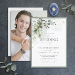 Invitación Elegante vegetación botánica Floral acuarela Foto<br><div class="desc">Basada en nuestra exitosa invitación a la ducha de novias, esta encantadora y moderna y elegante invitación a la boda incluye ramos de verde botánico azul polvoriento, verde sabio y eucalipto, y está rodeada por un suave verde gris. Personaliza tus detalles acentuados con una bella caligrafía con letras a mano...</div>