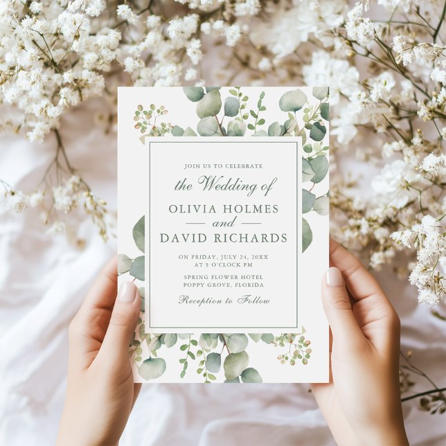 Invitación Elegante Verde Eucalipto Botánico Boda (Elegant Greenery Eucalyptus Botanical Wedding Invitation in hands next to tiny white flowers.)