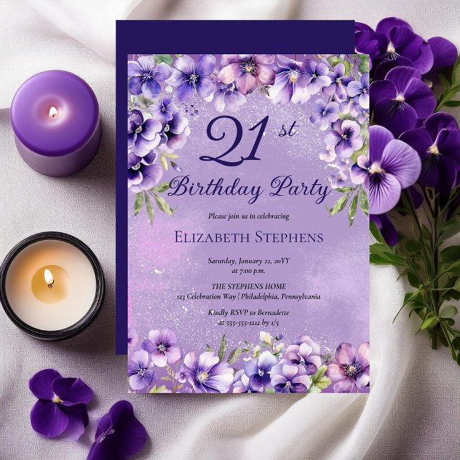 Invitación Elegante violeta morada Fiesta de la floral 21 de  (Elegant Purple Violets Floral 21st Birthday Party Invitation)