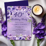 Invitación Elegante violeta púrpura floral 40 cumpleaños Fies<br><div class="desc">Elegante diseño de color violeta violeta con motivos florales "Fiesta de los 40 Años",  que incluye una franja floral de violetas en la parte superior y inferior sobre un fondo violeta y blanco estrellado.</div>