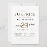 Invitación Elegante y elegante sorpresa de 21 años<br><div class="desc">La moderna y elegante invitación de cumpleaños sorpresa incluye escritura y tipografía elegantes con detalles fiestas en oro sofisticado,  blanco y negro,  simple y elegante,  perfecto para fiesta de 21 años o cualquier otra edad, </div>