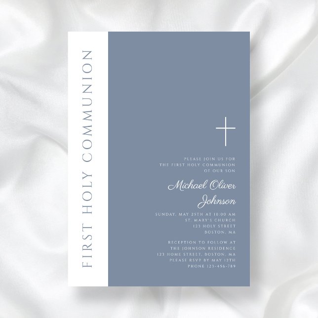 Invitación Elegante y moderna Cruz Azul Dusty Primera Comunió (Elegant Modern Dusty Blue Cross First Communion Invitation)