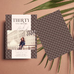 Invitación Elegante y moderno Treinta | 30.ª foto de cumpleañ<br><div class="desc">Celebra cualquier hito de estilo con nuestra "Elegante invitación a la fotografía de cumpleaños". Esta invitación versátil y sofisticada se puede personalizar para que tenga cualquier edad, lo que lo hace perfecto para cumpleaños, aniversarios o cualquier celebración especial. El diseño muestra un borde con motivos geométricos de moda y un...</div>