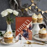 Invitación Elegante y moderno Treinta | 30.º cumpleaños 3 Fot<br><div class="desc">Celebrar un hito en el estilo con este Treinta Moderno | Plantilla de invitación fotográfica de 30 de cumpleaños. Diseñada con un diseño elegante y contemporáneo, esta invitación incluye tres espacios para fotos para mostrar tus recuerdos favoritos. La audaz tipografía "TREINTA" destaca en un cálido fondo de terracota, haciendo una...</div>