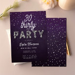 Invitación Elegantes Diamantes de imitación Purpurina Purple<br><div class="desc">Un sencillo, moderno, elegante y moda plantilla de invitación a la fiesta de cumpleaños número 30 con fondo morado, la palabra FIESTA cubierta de diamantes de imitación (piedras simuladas, no reales, esto es un efecto digital), escritura moderna de caligrafía y tipografía en blanco. Una moda, un diseño atemporal para una...</div>