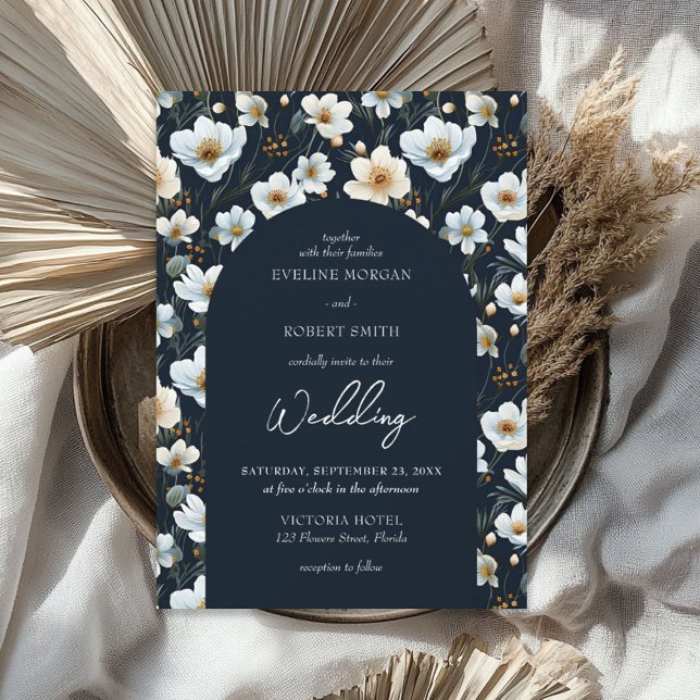 Invitación Elegantes flores silvestres blancas pradera arco a (Elegant white wild flowers meadow blue arch invitation)