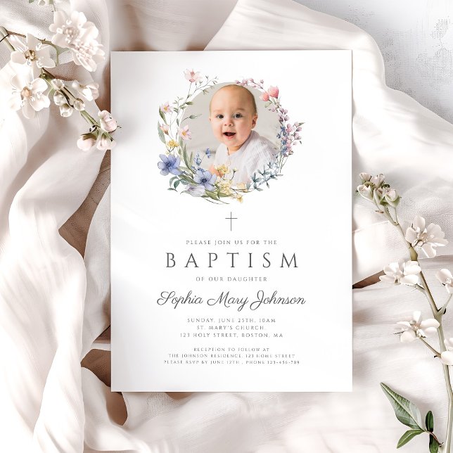 Invitación Elegantes flores silvestres de flores de guerra ba (Elegant Wildflowers Wreath Photo Baptism Invitation)
