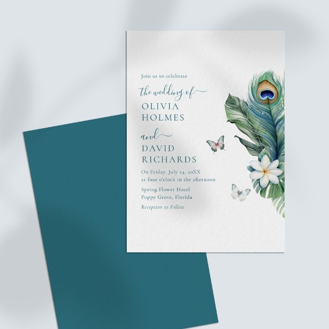 Invitación Elegantes mariposas invitan a la boda de la pluma  (Elegant Butterflies Peacock Feather Wedding Invite on a white table.)