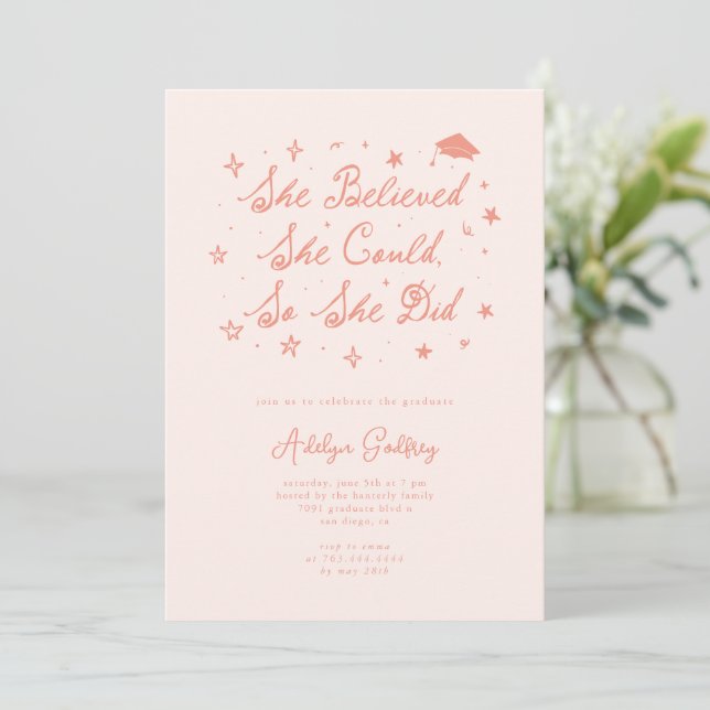 Invitación Ella Creía Tipografía Melocotón Fiesta de Graduaci (Anverso de pie)
