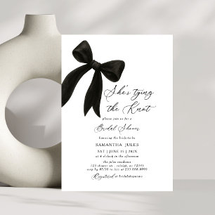 Invitación Ella está anudando el lazo Bridal Shower de lazo n