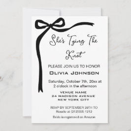 Invitación Ella está atando contra la ducha de novias en la f