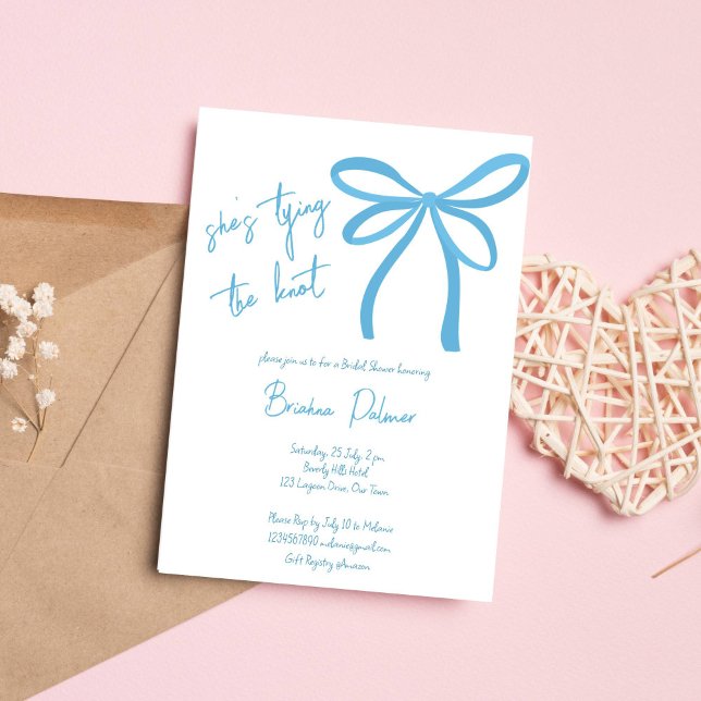 Invitación Ella está atando el arco de la cinta azul del nudo (She's tying the knot blue ribbon bow simple bridal shower invitation template digital download)