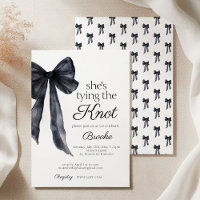 Ella está atando el Knot black bow cheri Bridal Sh