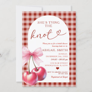 Invitación Ella está atando el Knot Cherry Gingham Shower Bow