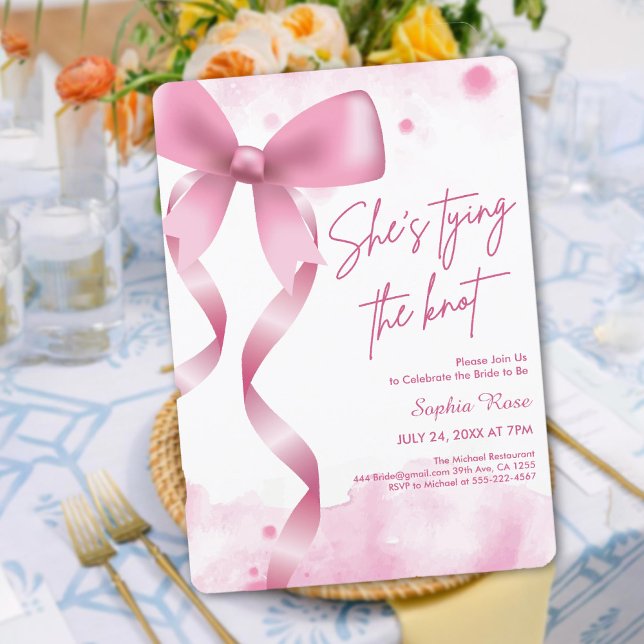 Invitación Ella está atando el Knot Soft Pink Bow Bridal Show (She's Tying the Knot Soft Pink Bow Bridal Shower Invitation)