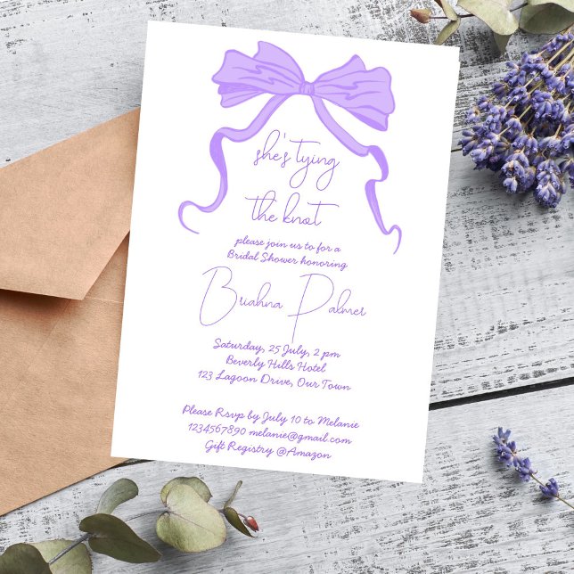 Invitación Ella está atando el lazo de cinta morada (She's tying the knot purple ribbon handrawn scribble bow bridal shower invitation template)