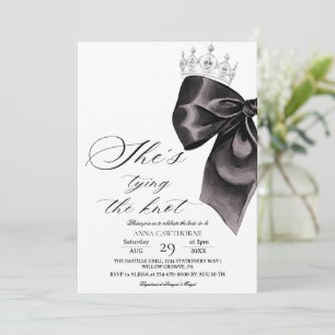 Invitación Ella está atando el lazo negro Bridal Shower