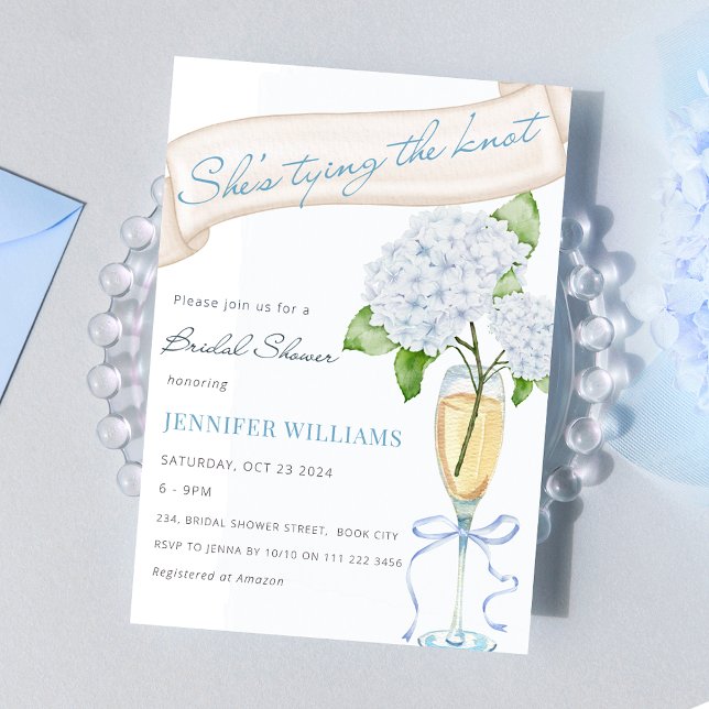 Invitación Ella está atando el nudo azul Hydrangea Bridal Sho (She's Tying the Knot Blue Hydrangea Bridal Shower Invitation)