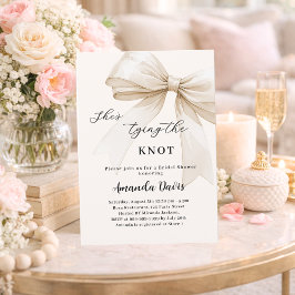 Invitación Ella está atando el nudo de arco beige ducha de no