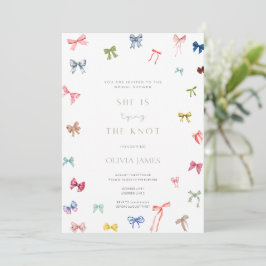 Invitación Ella está atando el nudo de la ducha de novia