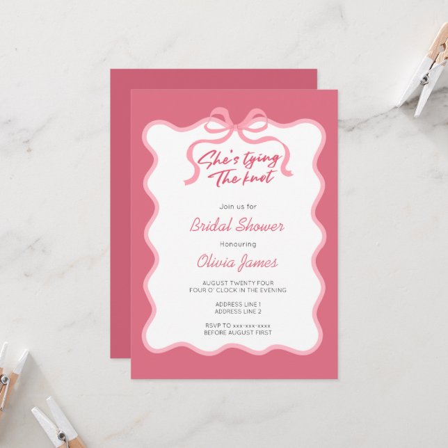 Invitación Ella está atando el nudo de la ducha de novia (Anverso/Reverso In Situ)
