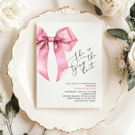 Invitación Ella está atando el nudo de la ducha de novias ros