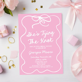 Invitación Ella está atando el nudo de la hermosa ducha de no