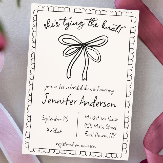Invitación Ella está atando el nudo de la mano de la ducha de ("she's tying the knot" hand drawn doodle whimsical bridal shower invitation coquette bow scallop)