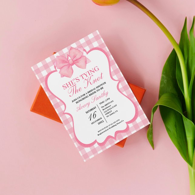 Invitación Ella está Atando el Nudo Fiesta de Despedida de So (She's Tying the Knot Pink White Bridal Shower)
