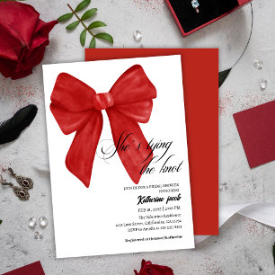 Invitación Ella está atando el nudo rojo de la ducha de novia