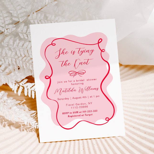 Invitación Ella está atando el nudo rosa arco rojo ducha de n (Subido por el creador)